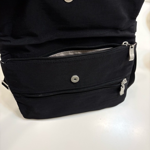 Baggallini Black Flip Zip Crossbody Bag - Picture 5 of 7